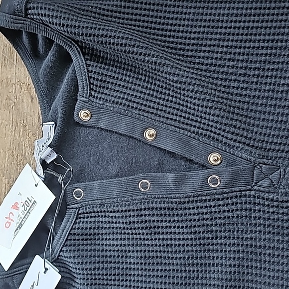 Red Haute Front Snap Black - Picture 3 of 6